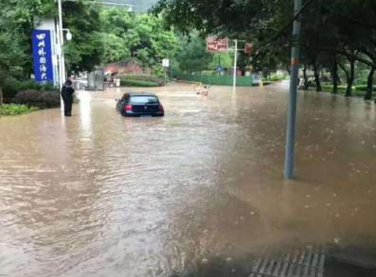 重庆多地发布暴雨红色预警 谨防山洪泥石流等灾害的发生