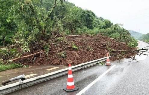 重庆S0101三环高速段发生山体滑坡 目前已经双向交通管制