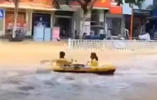 浙江衢州全市遭遇暴雨袭击 外卖小哥划着皮划艇“送餐”走红