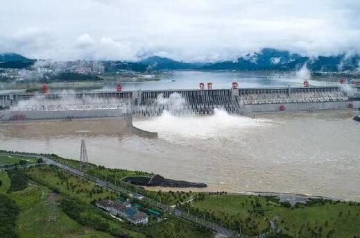 三峡大坝加大泄洪量 两个泄洪孔同时开启场面壮观
