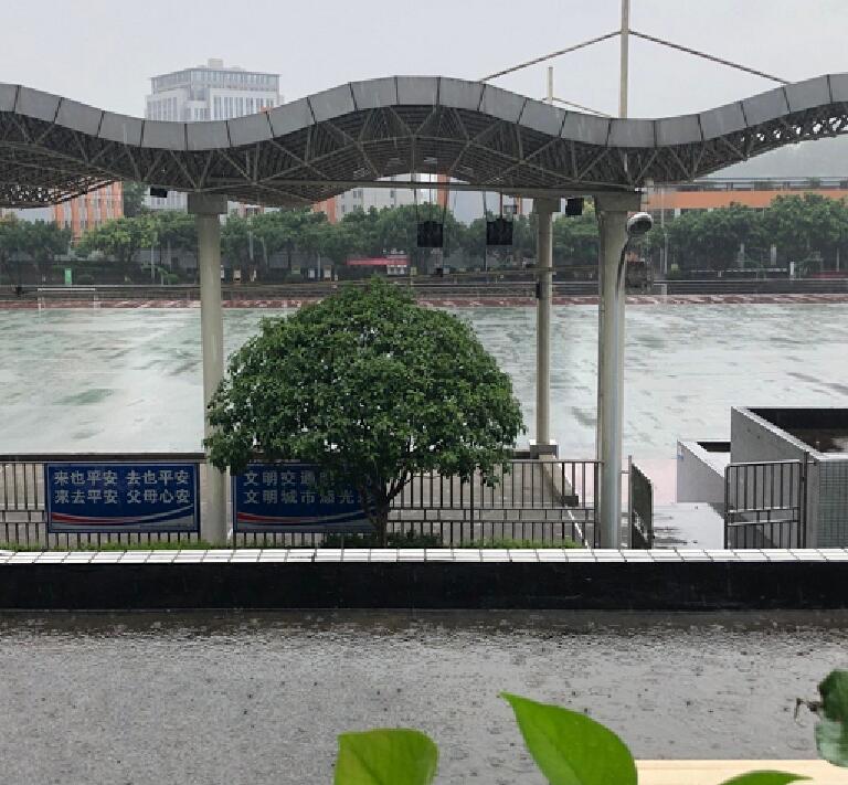 重庆多地发布暴雨红色预警 谨防山洪泥石流等灾害的发生