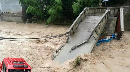 云南昭通突降暴雨多人被困 柳溪中学1124名师生员工已撤离