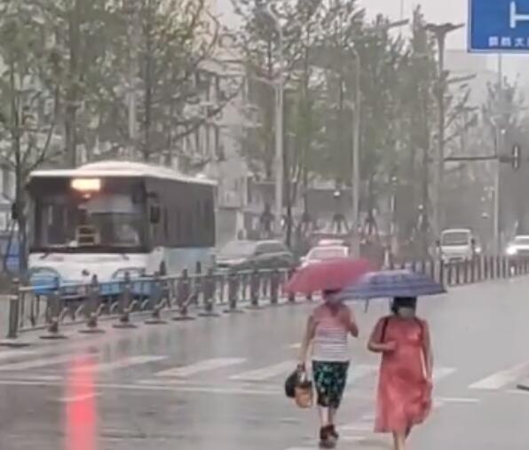 武汉13点30分发布暴雨红色预警  天门遭遇强降水达111毫米