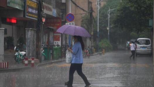 未来三天江苏强降雨不断 市民雨天出行注意交通安全