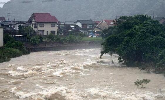 日本多地暴雨引发大规模洪灾 目前2人死亡另有8人失踪