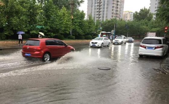 受雷阵雨影响 北京公交8条线路采取双向停驶措施