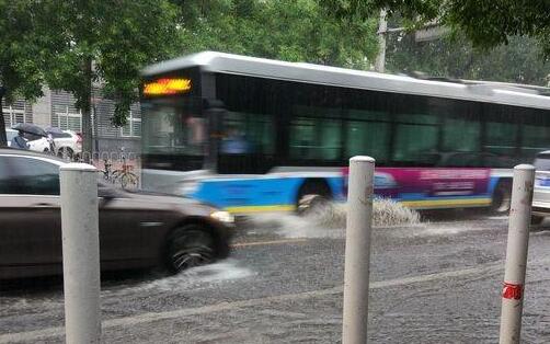 受雷阵雨影响 北京公交8条线路采取双向停驶措施