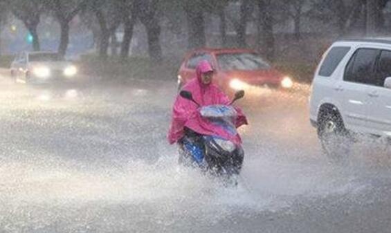 安徽歙县高考延迟至10点是什么情况 暴雨围城学生坐小船赴考场