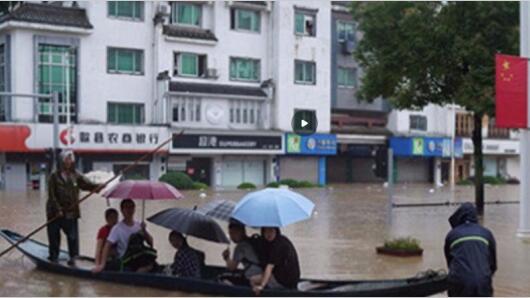 安徽歙县高考延迟至10点是什么情况 暴雨围城学生坐小船赴考场