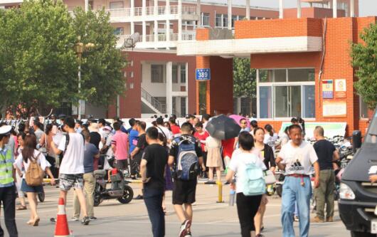 高考第一天北京气温飙至33℃ 考生们赴考请注意补水防晒