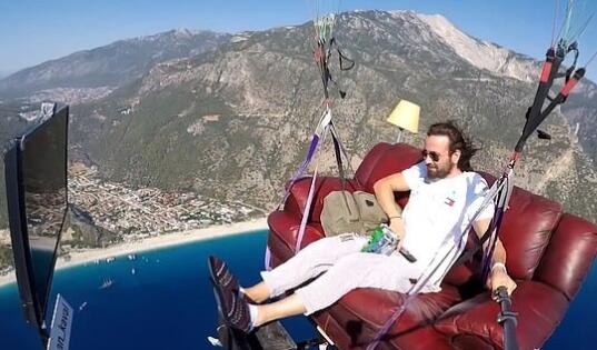 土耳其男子坐沙发飞上天是怎么回事 网友：这才是真正意义的“上天”