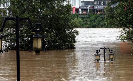 洪峰过境致多条河流水位上涨 安徽歙县因暴雨高考语文延期