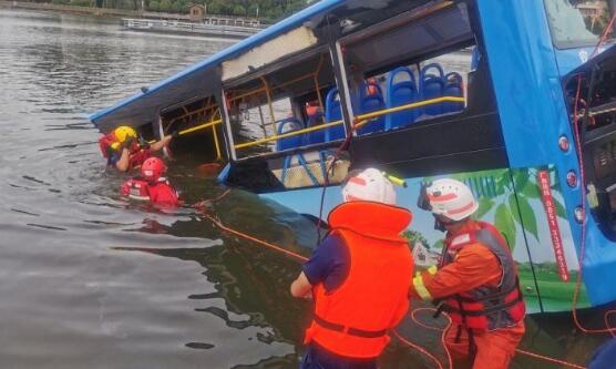 贵州安顺一载有学生大巴车冲进水库 目前已救出18人送医治疗