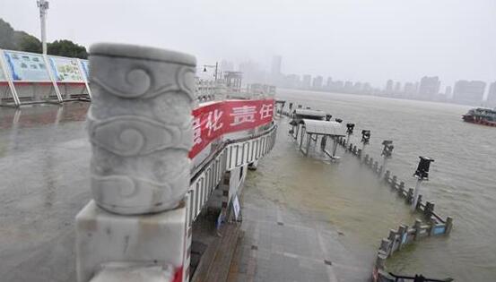 武汉暴雨长江水位出现超警戒 目前已封堵沿江闸口113座