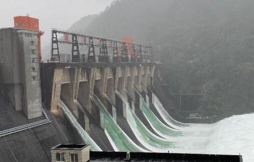 新安江水库首次9孔泄洪 水利厅提醒：请不要围观泄洪