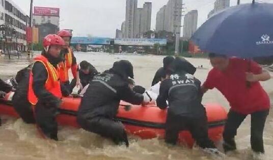 湖北黄冈遇特大暴雨近500名考生被困 黄梅一村庄山体滑坡9人被埋