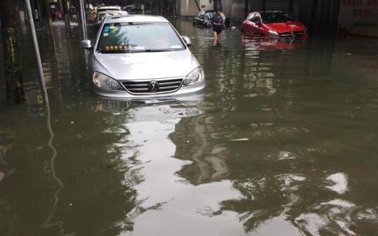 南昌暴雨多地道路积水严重 市政出动30台抢修车辆快速排水