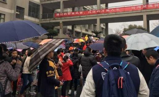 高考第二天内蒙古雨水依旧频繁 考生们外出记得携带雨具