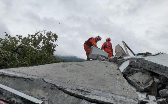 贵州松桃山体滑坡19户房屋被淹埋 目前仍有6人失联搜救进行中