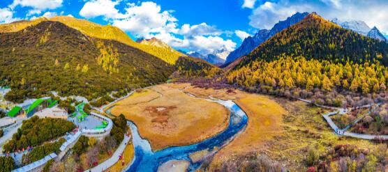 稻城亚丁在哪里 稻城亚丁在哪个省哪个市