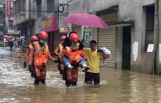 湖北咸宁暴雨致7名考生被困 积水1米多消防员利用橡皮艇救援