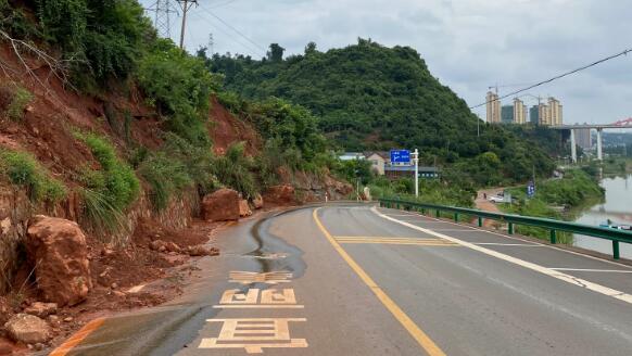 湖北宜昌公路发生山体滑坡险情 公路部门连夜抢修保障道路畅通