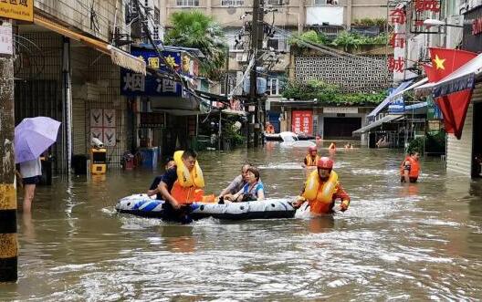 水位暴涨银行雇船运钞票 网友：现实版的“运钞船”