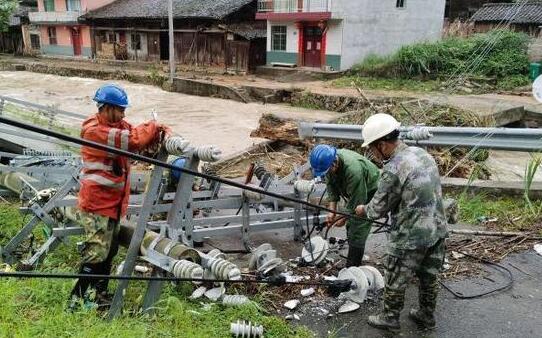 福建暴雨南平高速路段山体塌方 6小时紧急抢修已恢复通行