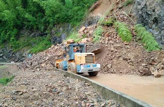 福建暴雨南平高速路段山体塌方 6小时紧急抢修已恢复通行