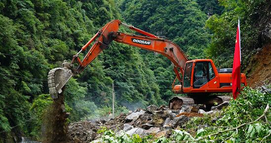 恩施鹤峰国道351发生边坡垮塌 经抢修目前已经恢复通车