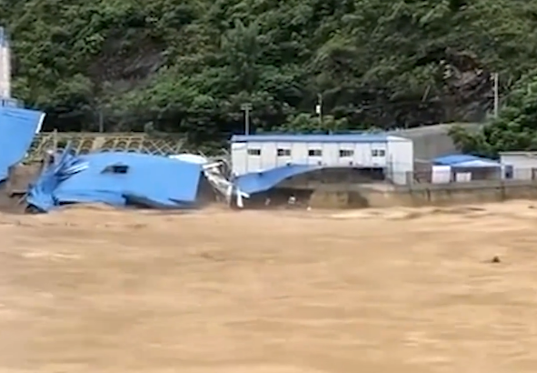 暴雨袭击重庆巫溪县 致多路段和农田被毁