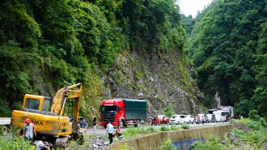 恩施鹤峰国道351发生边坡垮塌 经抢修目前已经恢复通车