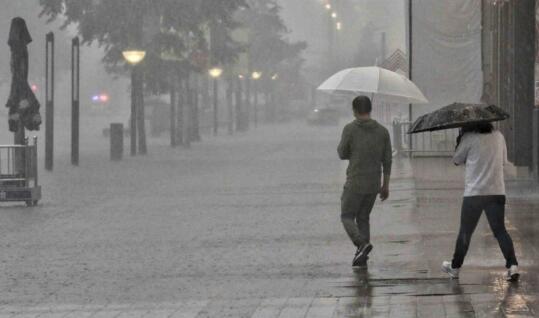 今明两天江苏强降雨不断 民众外出需备好雨具防范雷雨