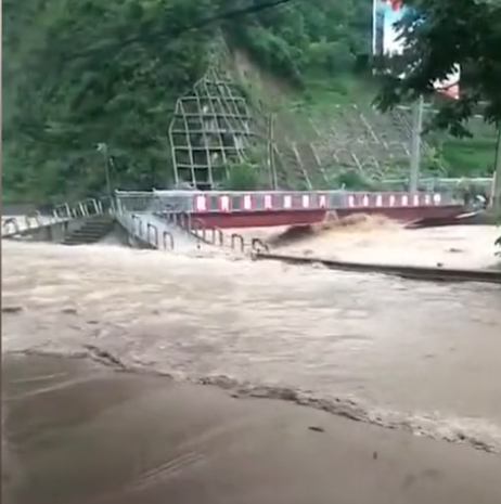 暴雨袭击重庆巫溪县 致多路段和农田被毁