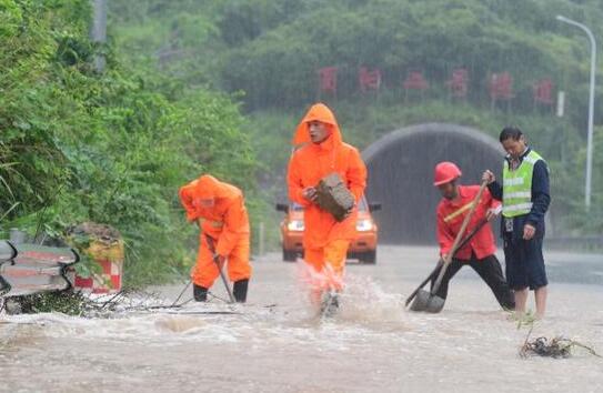 重庆巫溪山洪冲毁公路 多处交通中断正在抢修中