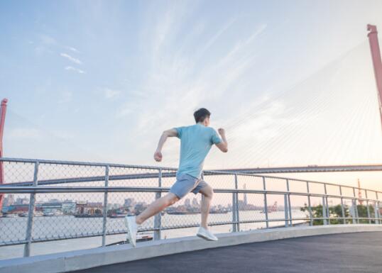 跑步时握紧拳头会有什么样结果 跑步将拳头握紧会有什么情况