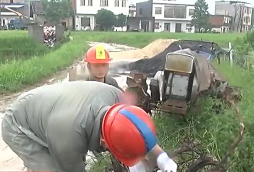 重庆开州因暴雨致电力设施受损 抢救道路面临困难