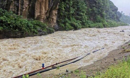 四川7人迎洪水冒险漂流2人失联 官方回应：搜救仍在进行中