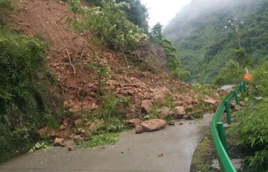 陕西岚皋县佐龙镇发生道路塌方 目前多路道路恢复正常通行