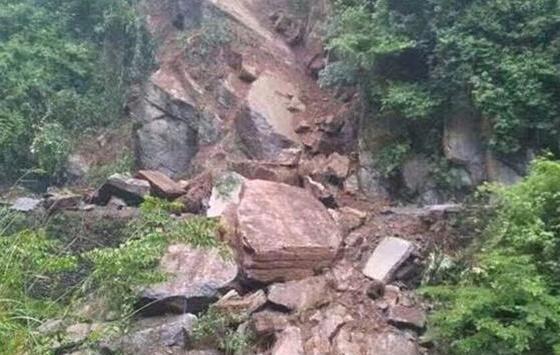 受连日强降雨影响 陕西安康这些山区道路塌方交通中断