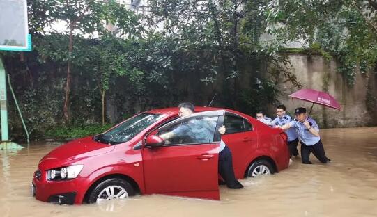 湖北恩施暴雨内涝大量轿车泡在水中 警方：非抢险救援车辆不得上路