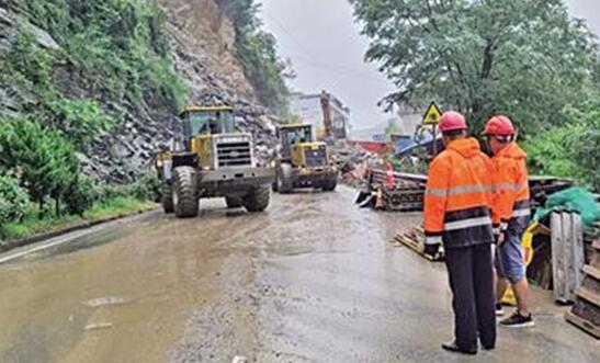 受连日强降雨影响 陕西安康这些山区道路塌方交通中断