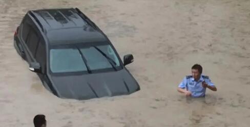 湖北恩施暴雨内涝大量轿车泡在水中 警方：非抢险救援车辆不得上路