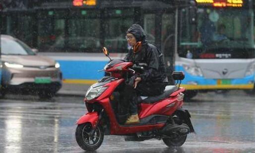 贵州重庆等西南一带强降雨不断 江南华南等地仍有39℃高温