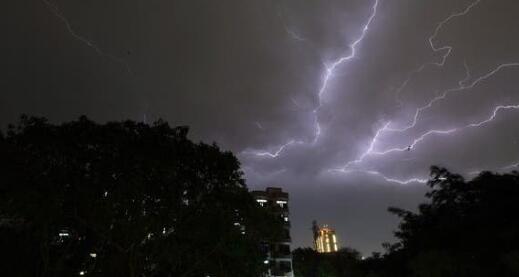 印度哈尔邦遭雷电暴雨天气袭击 至少有10人因雷击死亡