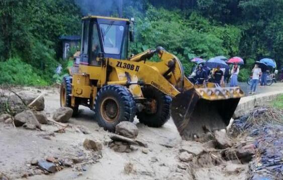 四川大竹县暴雨多处山体滑坡 部分道路基本抢通恢复通行