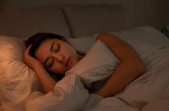 夏天晚上睡觉空调开多少度合适 夏天空调最佳睡眠温度