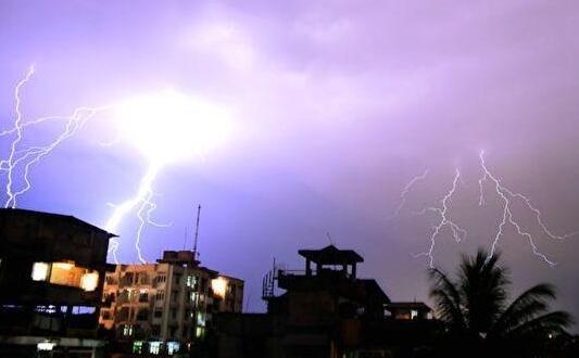 印度哈尔邦遭雷电暴雨天气袭击 至少有10人因雷击死亡