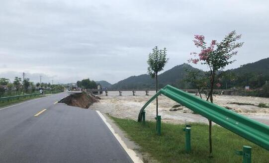 暴雨致黄冈麻城一侧河堤出现塌方 周边群众1800余人已安全转移