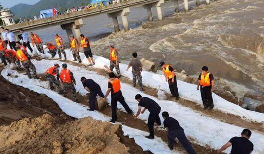 暴雨致黄冈麻城一侧河堤出现塌方 周边群众1800余人已安全转移